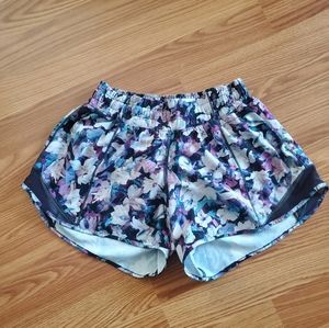Lululemon floral print hotty hot shorts sz 4 4in inseam